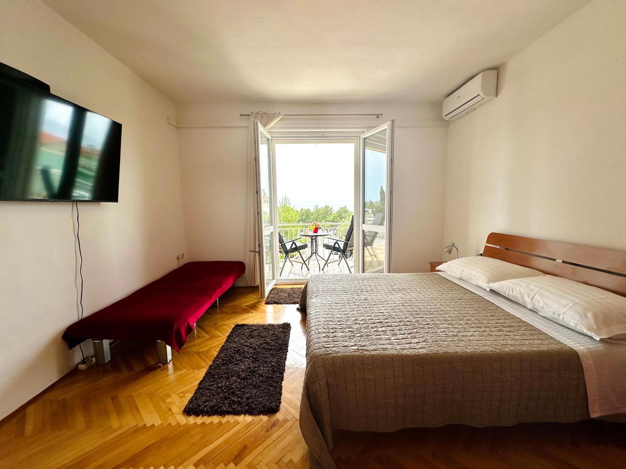 Spacious Family Apartment Near The Beach Makarska Exterior photo