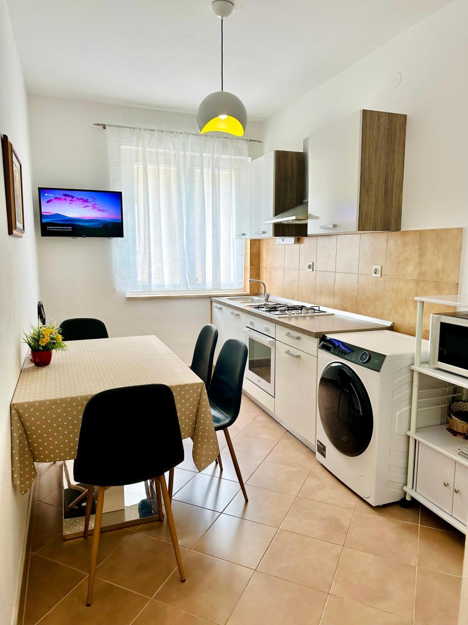 Spacious Family Apartment Near The Beach Makarska Exterior photo