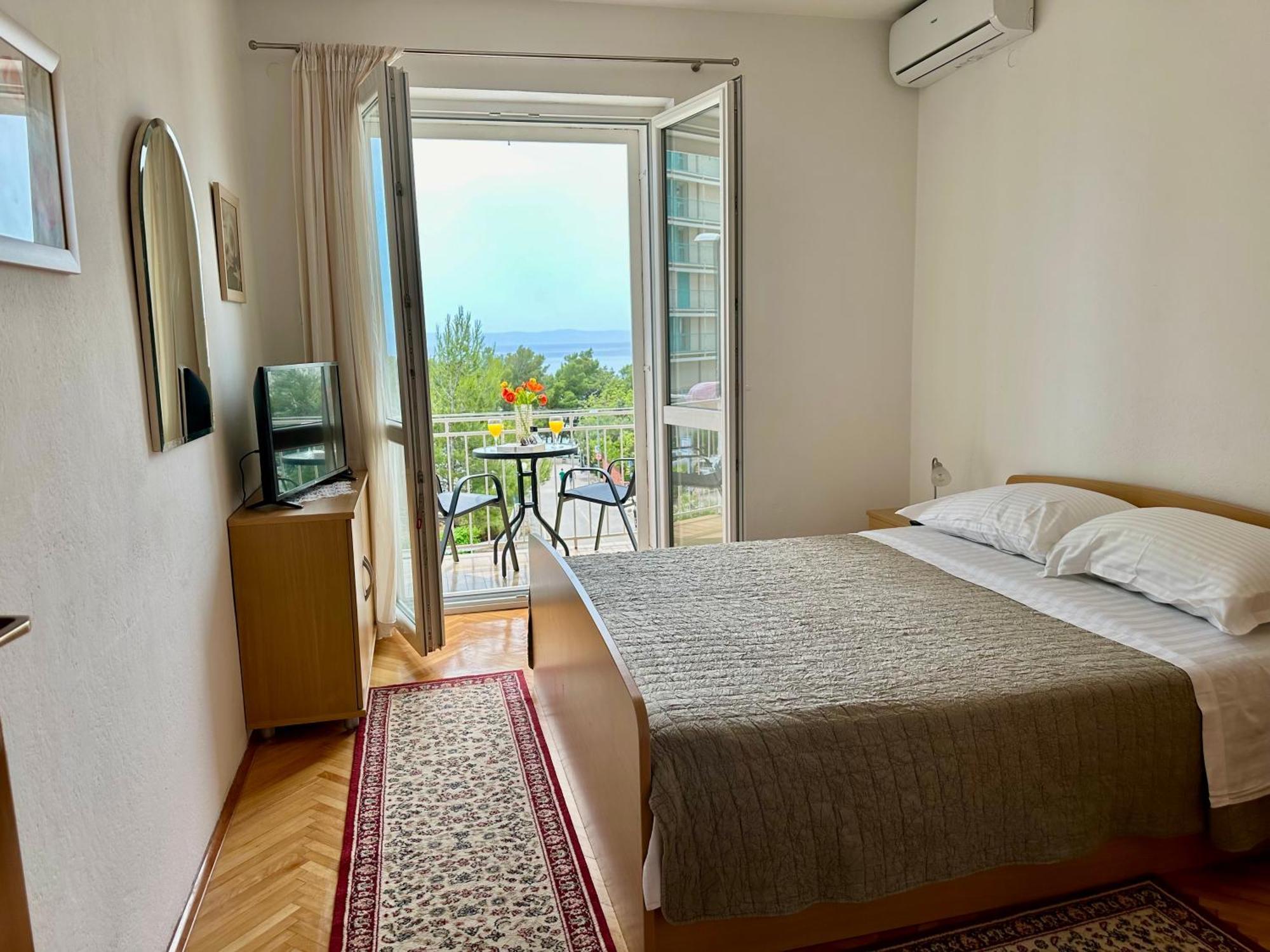 Spacious Family Apartment Near The Beach Makarska Exterior photo