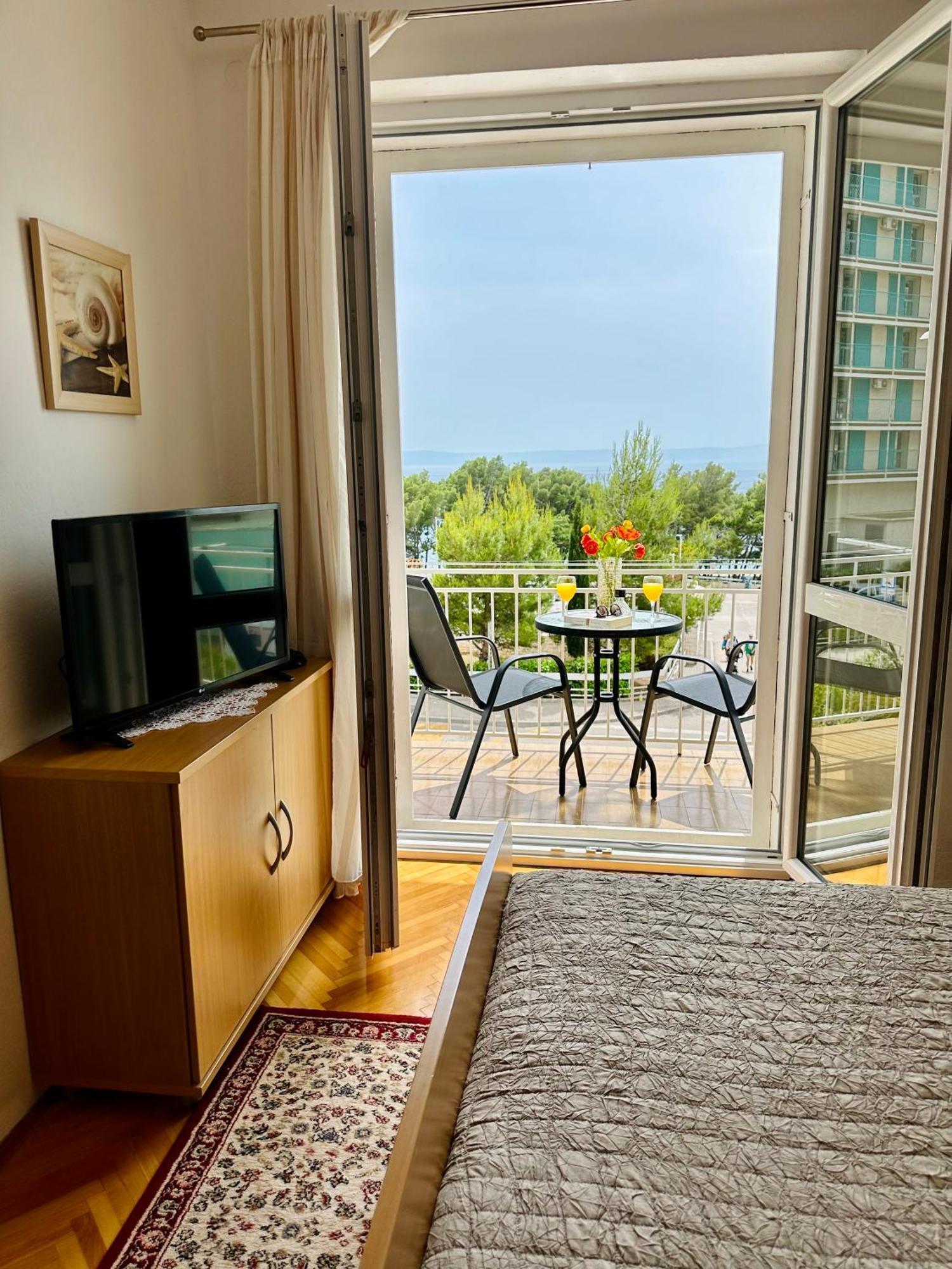 Spacious Family Apartment Near The Beach Makarska Exterior photo