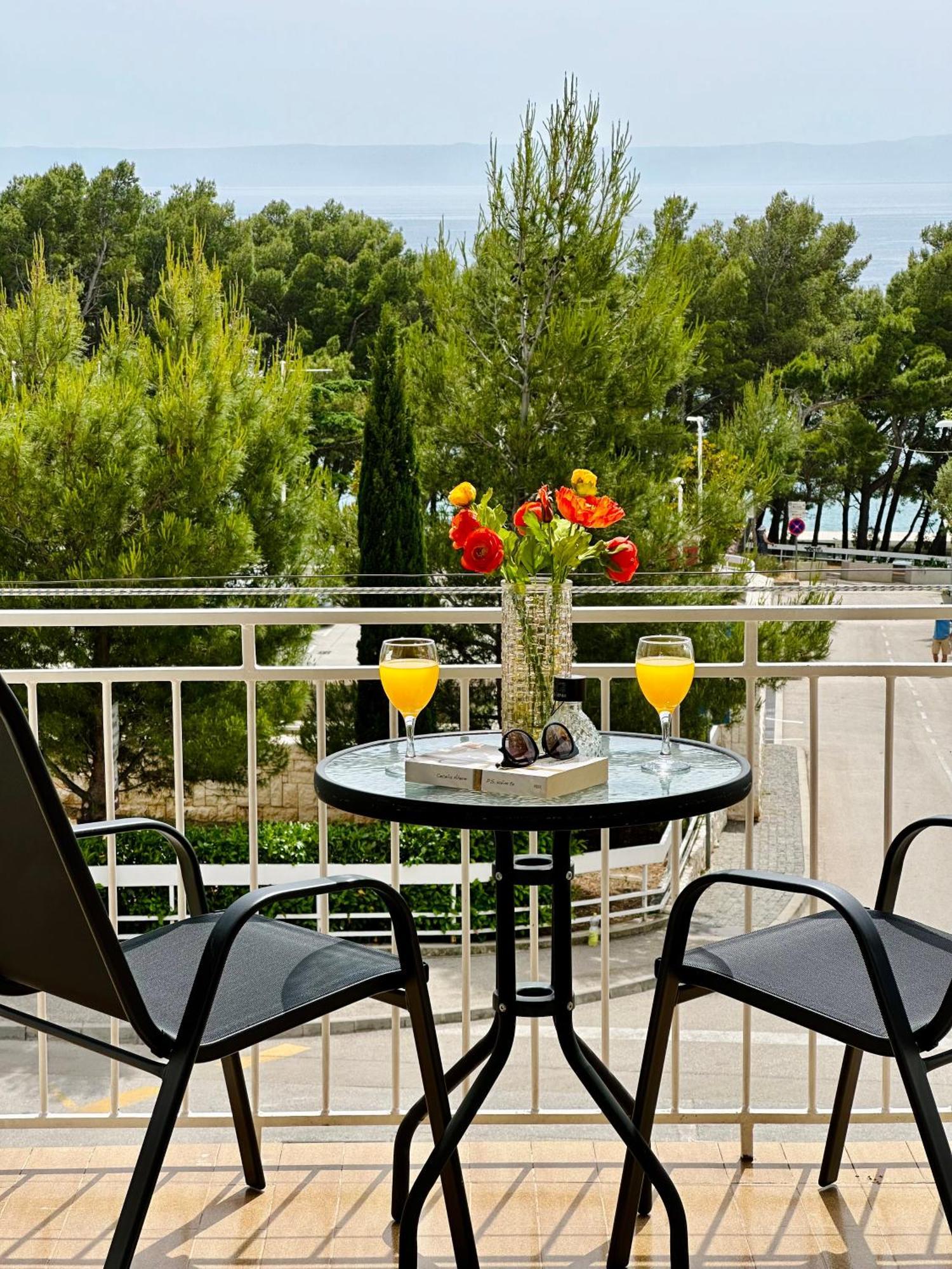 Spacious Family Apartment Near The Beach Makarska Exterior photo