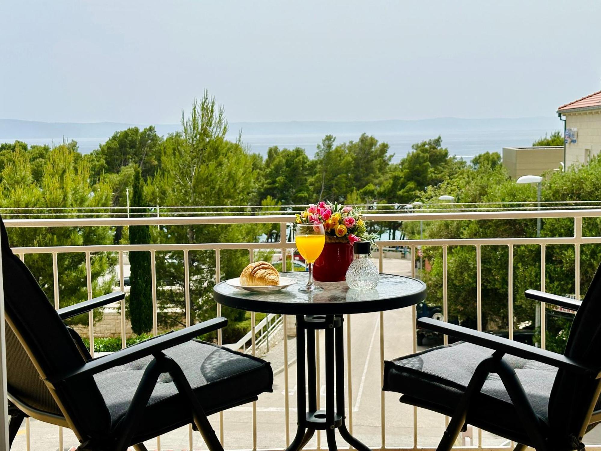 Spacious Family Apartment Near The Beach Makarska Exterior photo